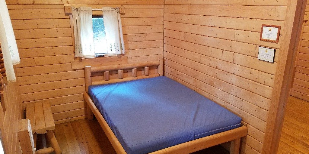 Two Room Log Cabin Queen Bed Elizabethtown / Hershey KOA